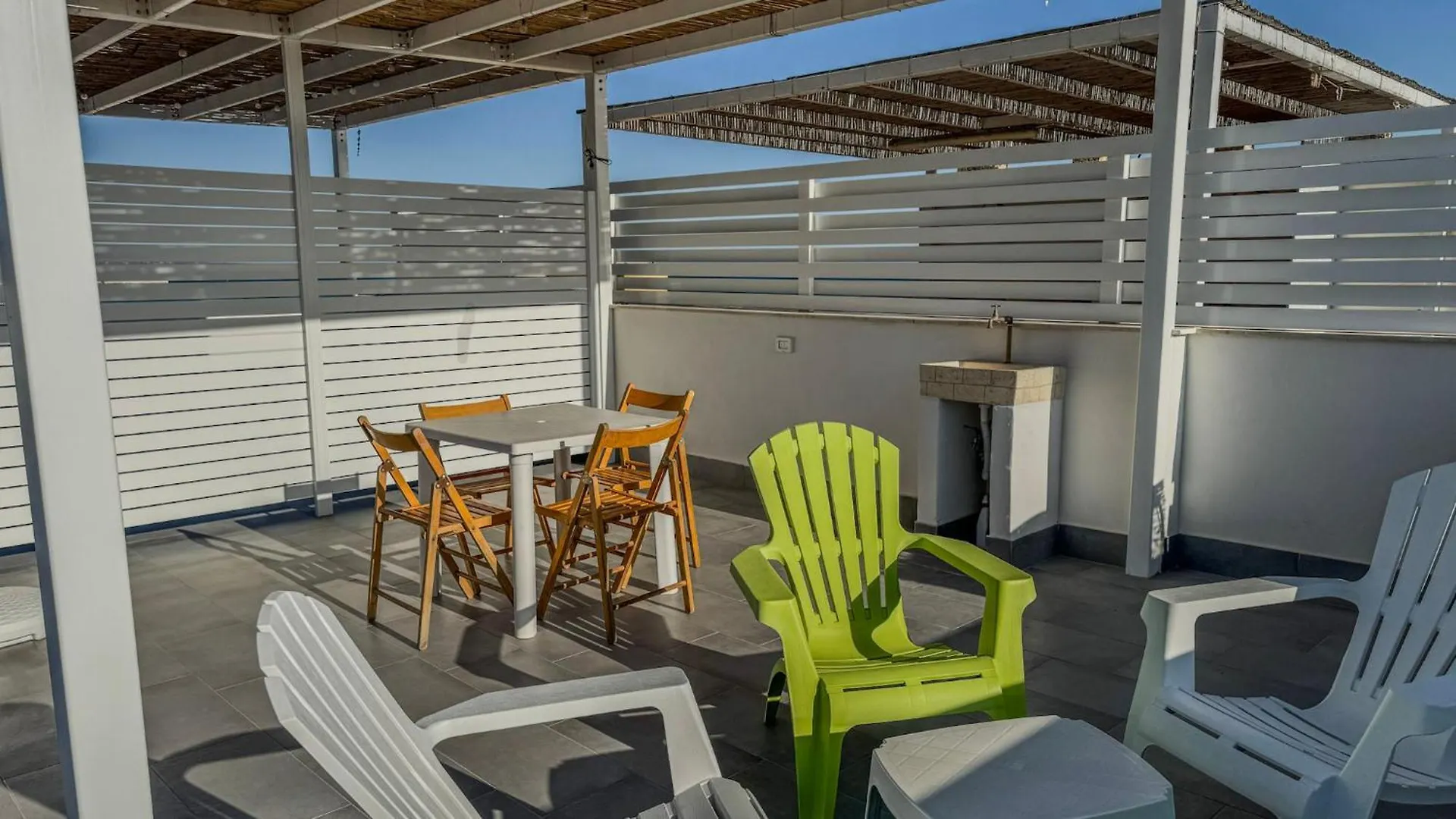 マリーナ・ディ・ラグーザGreenmarine Apt With Sea-View Terraceアパートメント アパート マリーナ・ディ・ラグーザ